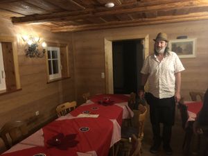 Der Inhaber in der Blockstube at Felsenkeller in Hainewalde