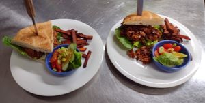 Pulled Pork (left), Pulled Fork (right) = plant based alternative  at Felsenkeller in Hainewalde