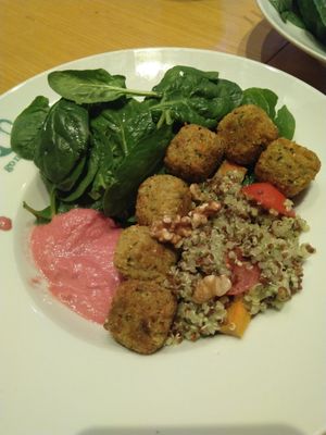 Quinoa falafel bowl at LIS - Go Natural - T1 in Lisbon