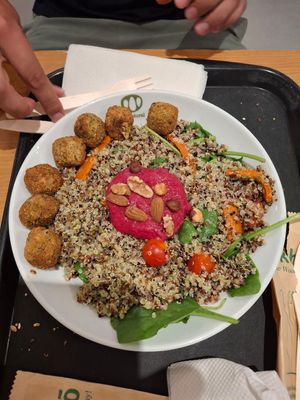 Quinoa bowl with spinach, falafel and beetroot hummus at LIS - Go Natural - T1 in Lisbon