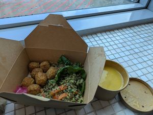 Quinoa bowl and soup at LIS - Go Natural - T1 in Lisbon