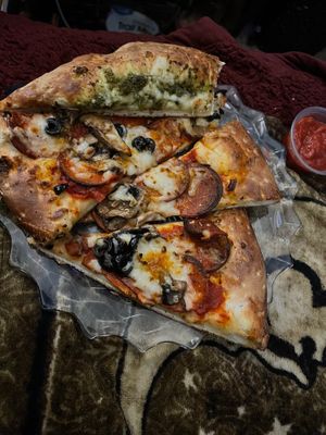 Really good vegan pizza and ‘cheesy’ bread 😋  at Rudy's Pizza in Portland