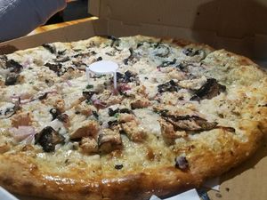 vegan chickn and garlic pizza at Rudy's Pizza in Portland