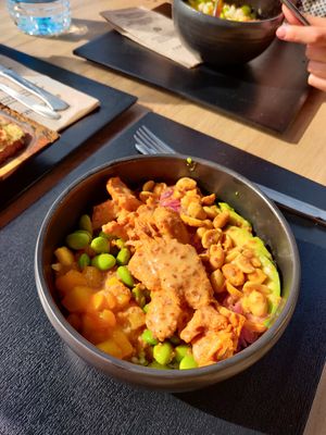 Heura vegan chicken poke bowl at Natur Poke in Mallorca