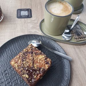 Chocolate brownie and oat latte at Natur Poke in Mallorca