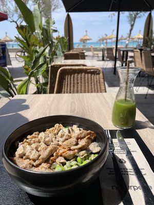 Custom Pokebowl with „Detox“ juice  at Natur Poke in Mallorca