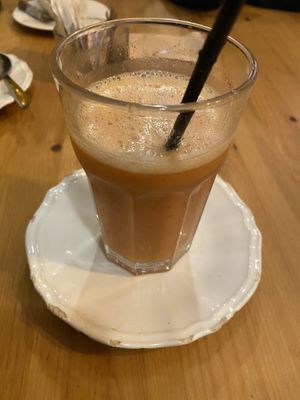 Zumo natural de naranja, fresa y plátano   at Massay in Granada