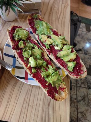 Tostadas de hummus de remolacha y aguacate at Massay in Granada