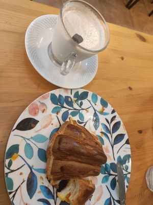 Te chai negro latte con un croissant con mermelada at Massay in Granada