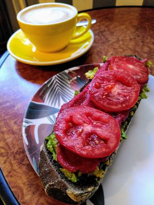 Latte + rye bread with avocado, beetroot hummus and tomatoes at Massay in Granada