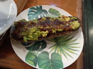 Tostada de pan de centeno con aguacate y cebolla caramelizada. at Massay in Granada
