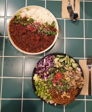 Thai Bowl und Gemüsegulasch at Kaspar Schmauser in Erlangen