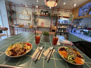 Pulled Taco Bowl (links) & Avocado Superfood Salad (rechts)  at Kaspar Schmauser in Erlangen