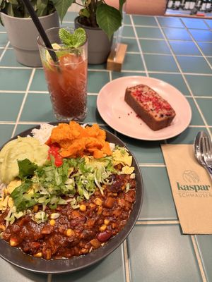 Vegan chili sin carne - plum cinnamon drink - banana-blueberry cake  at Kaspar Schmauser in Erlangen