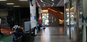 Entrance up the stairs next to driving range at Fányānwàichá - 凡烟外茶·素食 in Wuhan