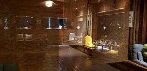 Seating on tatami mats with view of East Lake at Fányānwàichá - 凡烟外茶·素食 in Wuhan