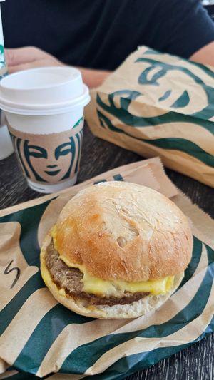 Café com leite de soja + hambúrguer vegano at LHR - Starbucks - T5 in West London