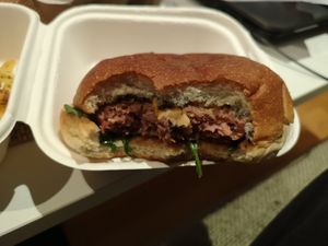 Hamburguesa vegana trufada at La Feli in Terrassa