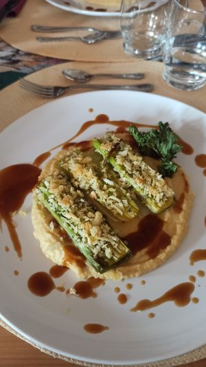 Porri al gratin su crema di ceci affumicati at Elena Carmilla  in Rivarossa