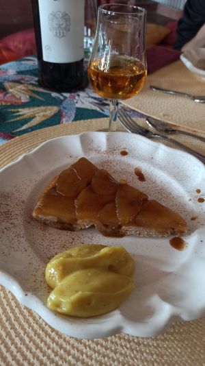 Tarte tatin con crema alla vaniglia at Elena Carmilla  in Rivarossa