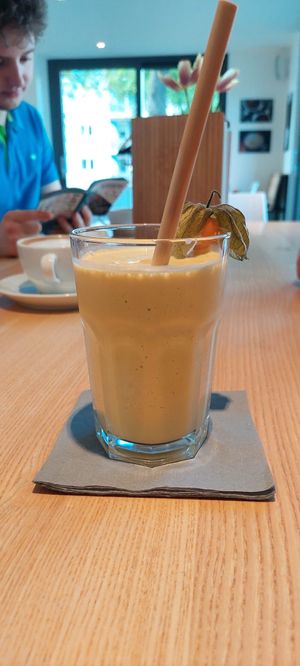 A vegan milkshake with mango sorbet at Café Cabresso in Augsburg