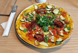 Veganer Flammkuchen mit frischem mediterranem Gemüse € 9.50 at Café Cabresso in Augsburg