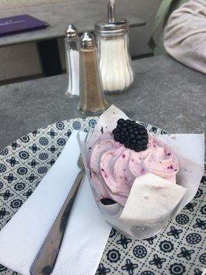 Brombeer-Schoko-Cupcake  at Ullmann's Zuckerbäckerei in Vienna