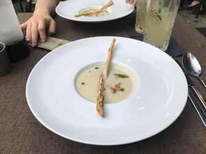 Selleriecreme-Süppchen mit Kirschen und Pfifferlingen at Lucky Leek in Berlin