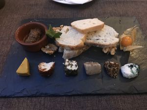 hausgemachte Keesevariationen, Brot und Feigenchutney at Lucky Leek in Berlin