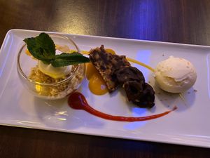 pear crumble | florentine | tonka bean ice cream at Lucky Leek in Berlin