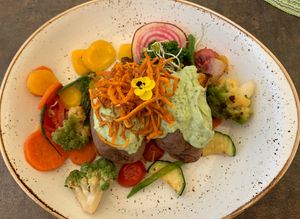 Vegane Ofen-Süsskartoffel mit Guacamole und Gemüse - sehr lecker 😋   at Berggasthof Höchsten in Illmensee