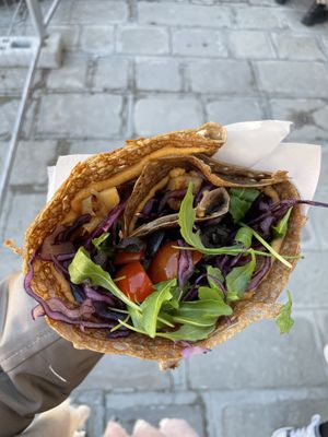 Riquísima crepe salada con humus y verduritas asadas. #Veganuary at Crepes House by PePe in Venice