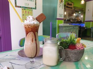 Lotus frappe and coconut pineapple smoothy at Fast Vegan in Fuengirola