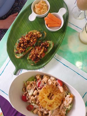 Tofu delight and tropical salad with extra tofu at Fast Vegan in Fuengirola