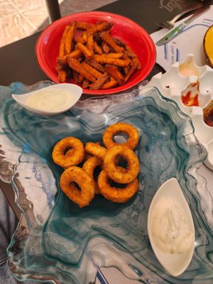 Sea rings (garlic and tartar sauce) and sweet potato fries at Fast Vegan in Fuengirola