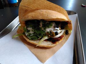 'Spice it up' with coriander instead of onions at Nøne Meat in Hamburg