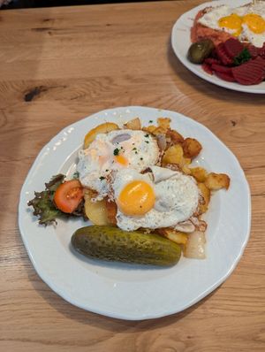 Bratkartoffeln mit Spiegelei rund saurer Gurke at Seestern in Norden