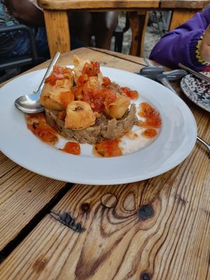 Tofu ahumado y frito sobre pure de para con ajo negro at Paprika in Granada