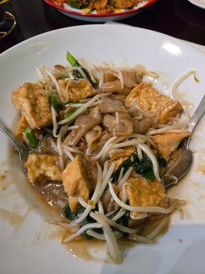 Rad nah with added bean sprouts at Daughter Thai in Lovettsville