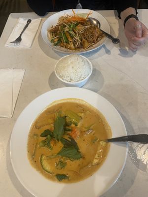 Panang Curry and Pad Thai #Veganuary at Araya's Place - University District in Seattle