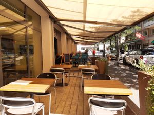 Outdoor seating at Bar & Restaurant B5 in Burgdorf
