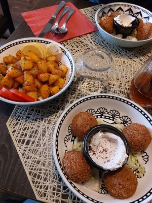 Falafel e batata hara at Le Comptoir Libanais in Cherbourg