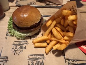 Beyond Meat Burger + Pommes  at Pop's Burger in Esslingen
