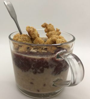 Porridge mit hausgemachtem Pflaumenkompott at Kaffeemacherei in Frankfurt