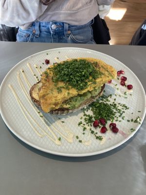 avocado hummus omelette   at Kaffeemacherei in Frankfurt