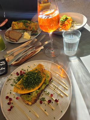 Avocardo/Hummus Omlett Brot at Kaffeemacherei in Frankfurt