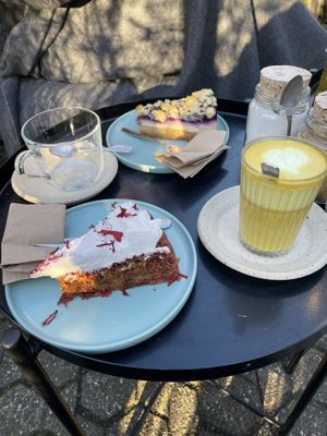 Käsekuchen mit Heidelbeeren und Red Velvet   at Kaffeemacherei in Frankfurt