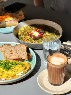 Gefülltes Omlett mit Gemüse, Persicher Eintopf at Kaffeemacherei in Frankfurt
