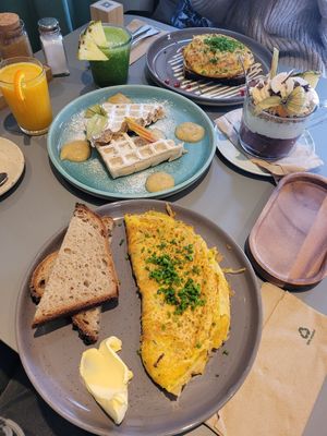 Omlett mit bauernbrot, Belgische Waffel mit Apfelmus at Kaffeemacherei in Frankfurt