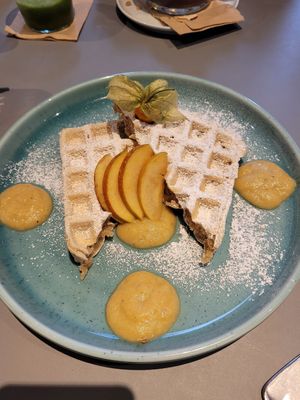 Belgische Waffel mit Apfelmus at Kaffeemacherei in Frankfurt